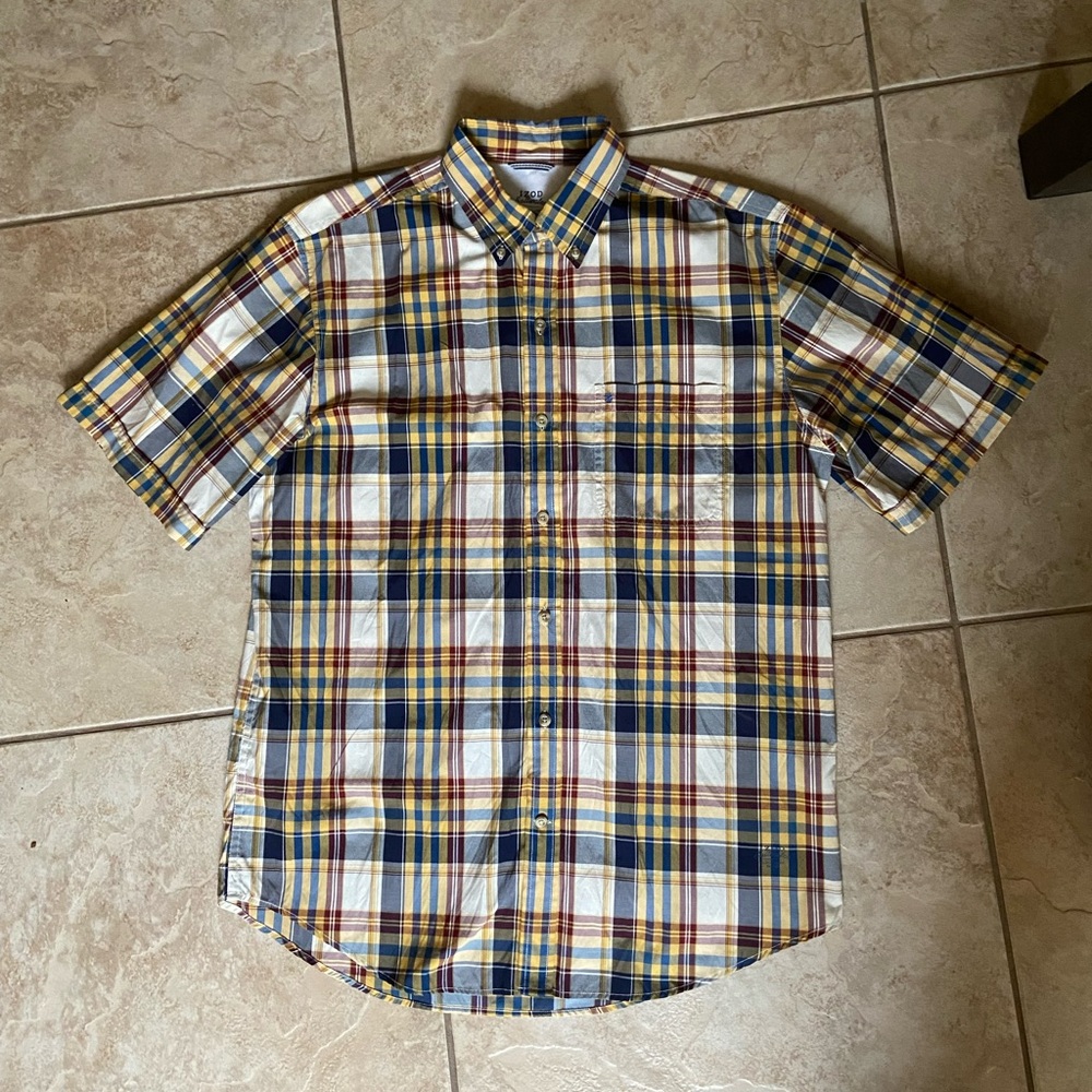 IZOD Mens S/S Saltwater Button Down Shirt. Medium.